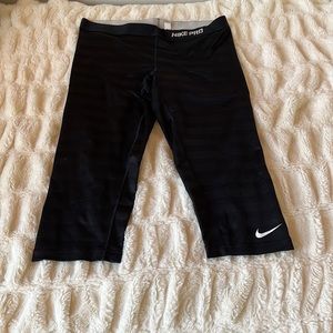 Black stripped women’s nike pro dry fit leggings size XL